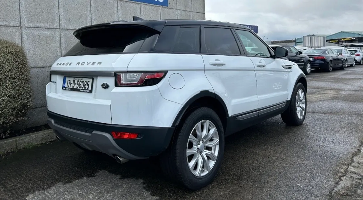 White Range Rover Evoque - Image 4