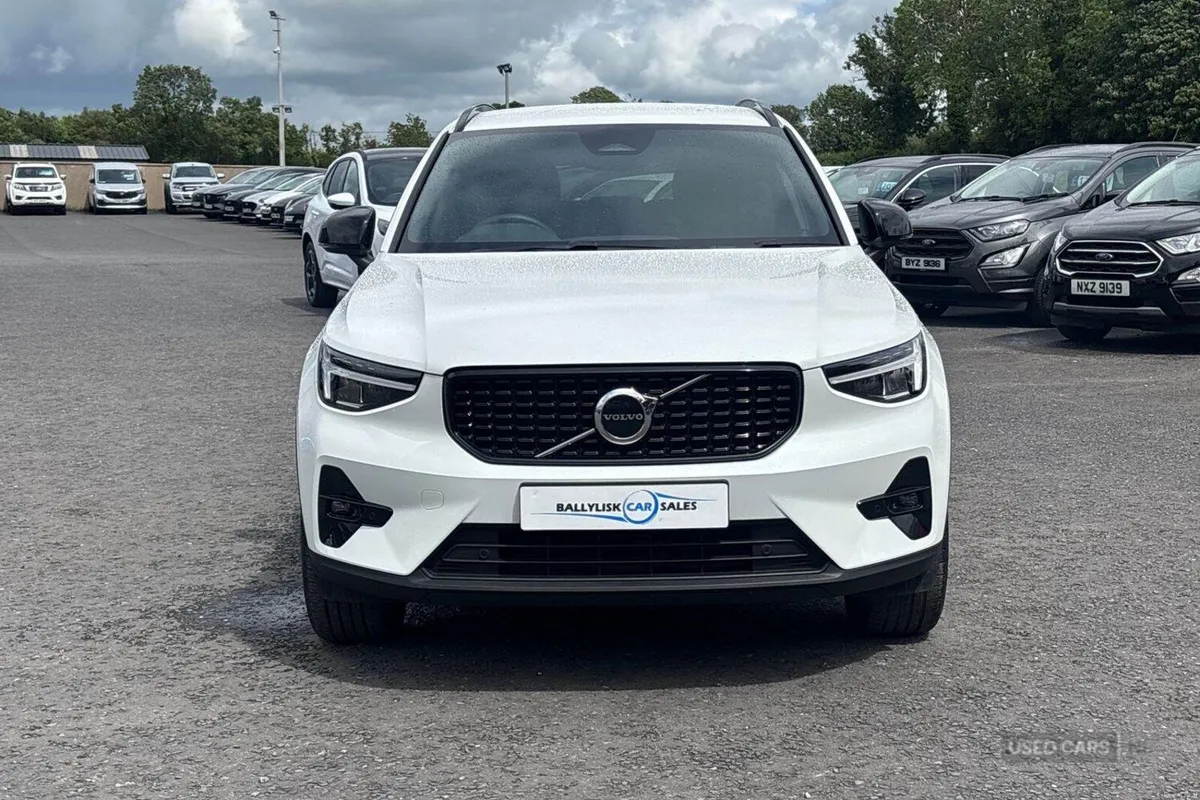 Volvo XC40 2.0 B4P 197PS Plus Dark Auto in White w - Image 4
