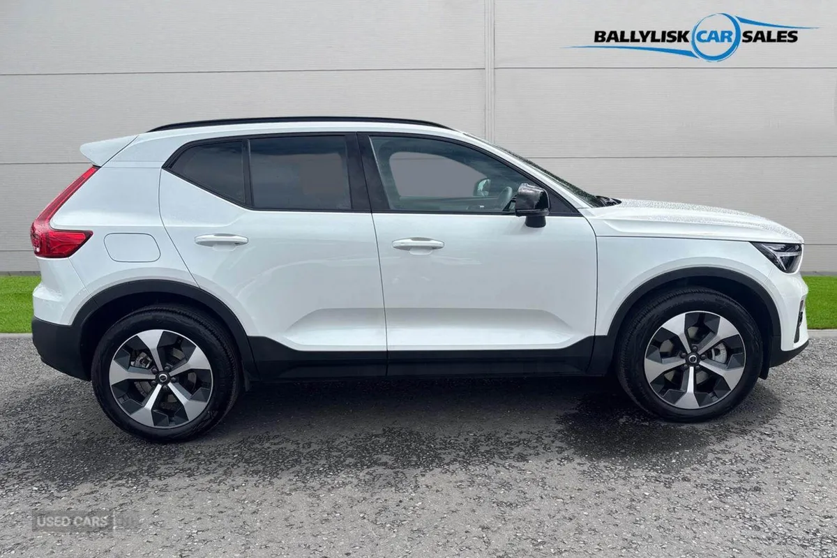 Volvo XC40 2.0 B4P 197PS Plus Dark Auto in White w - Image 3