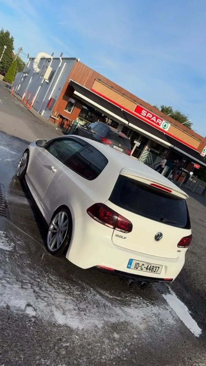 2010 Volkswagen Golf - Image 2