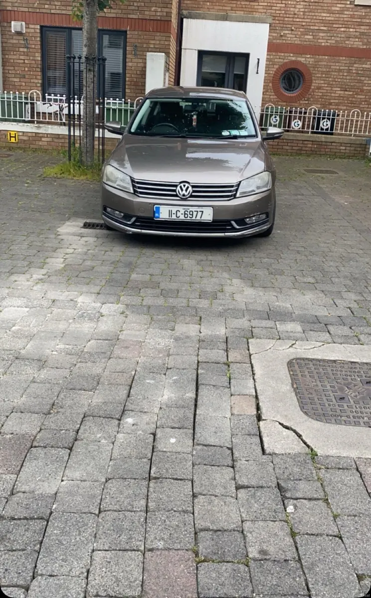 2011 auto Volkswagen Passat low mileage - Image 1