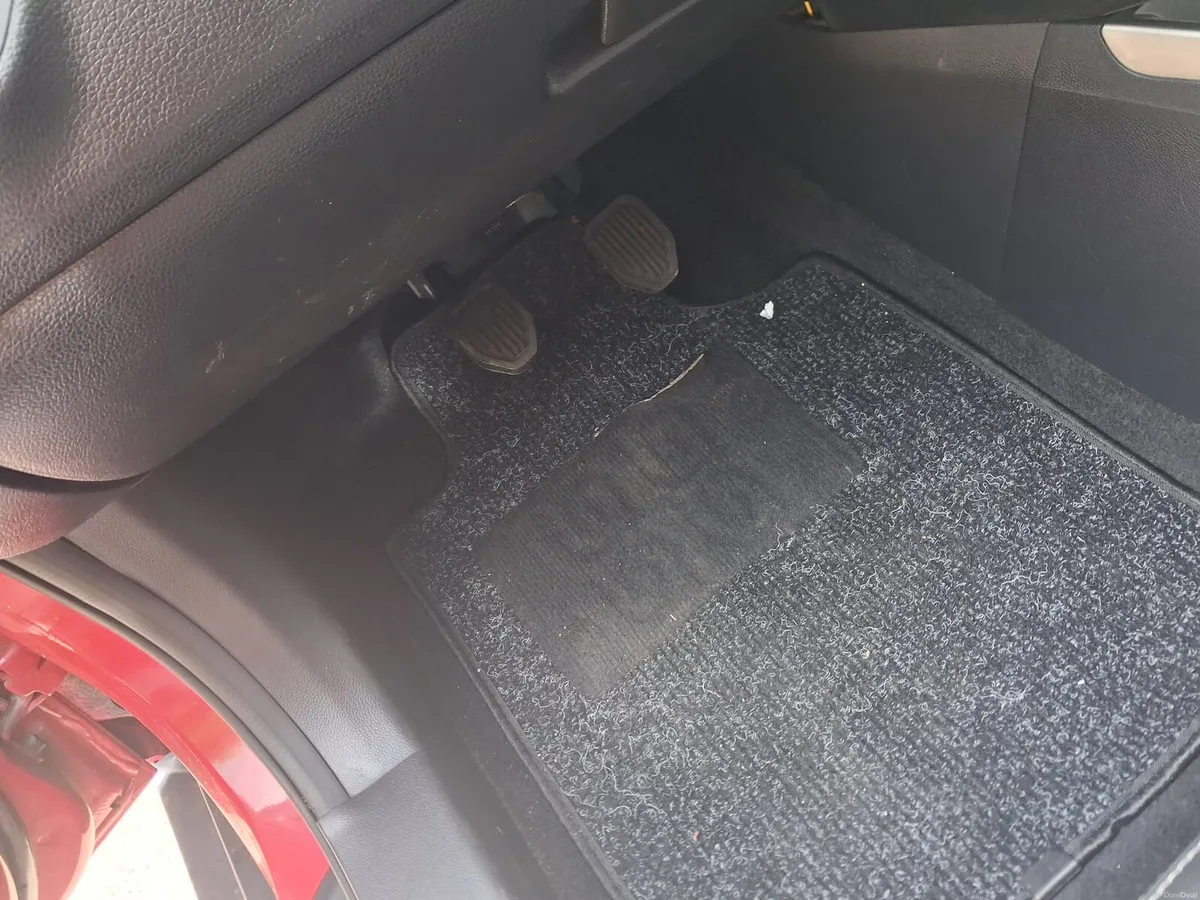 SsangYong ,Driving instructor car.Engine needs fix - Image 4