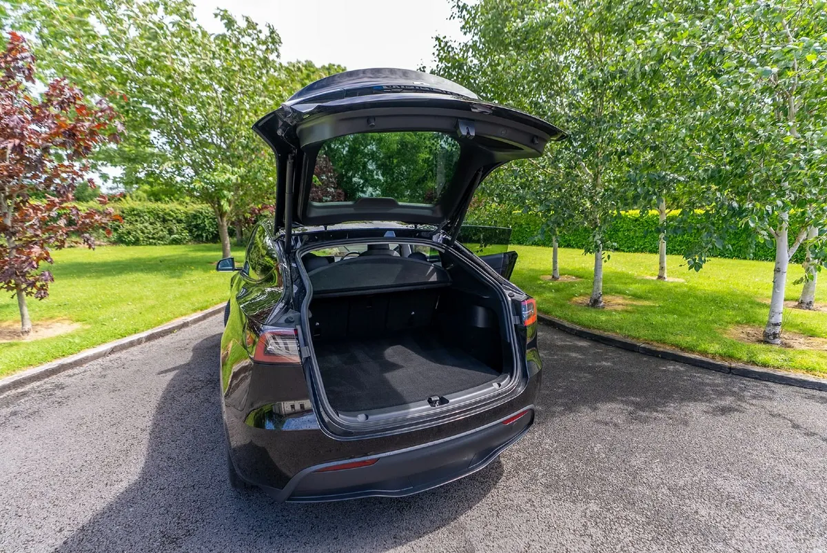 Tesla Model Y Long Range AWD - Image 4
