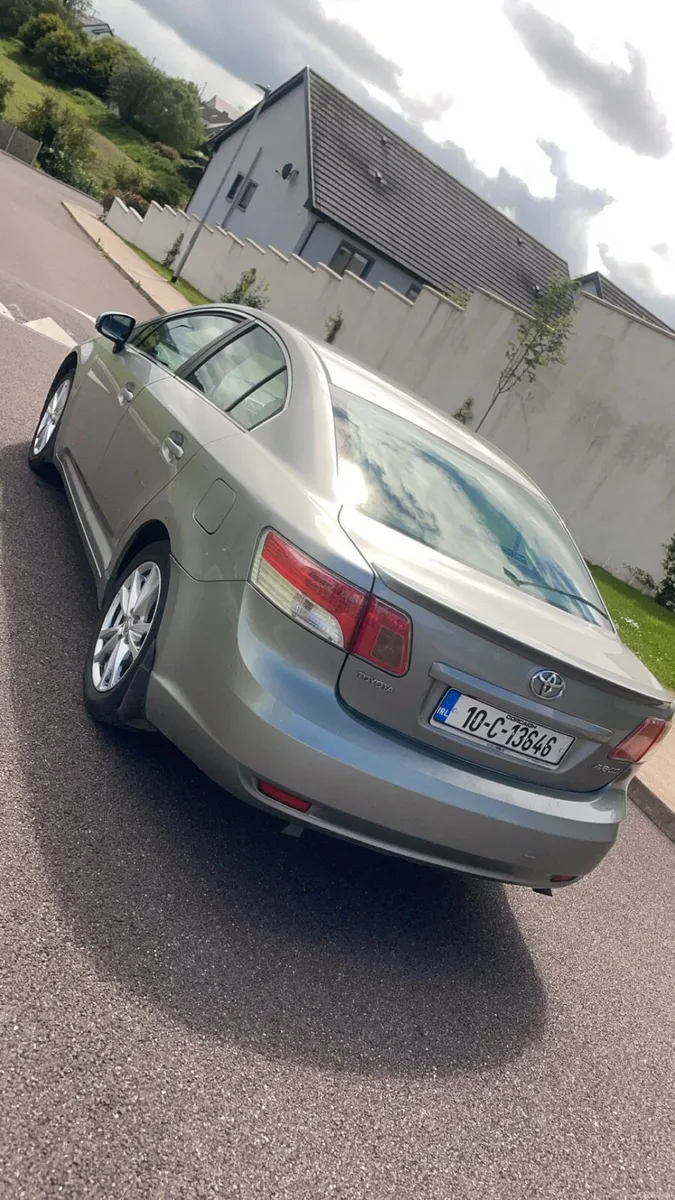 2010 Toyota Avensis - Image 1