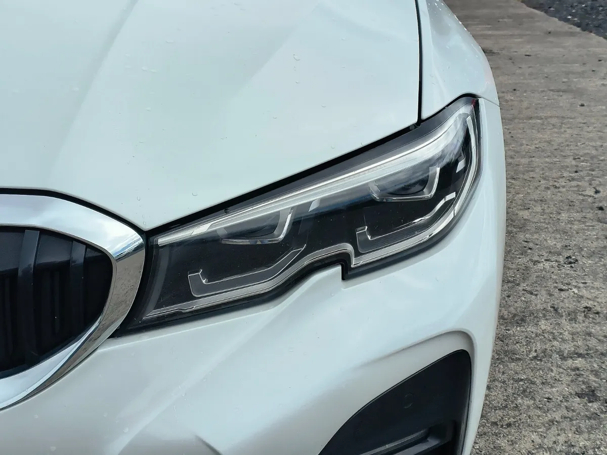 2022 BMW 330e M Sport - Image 6