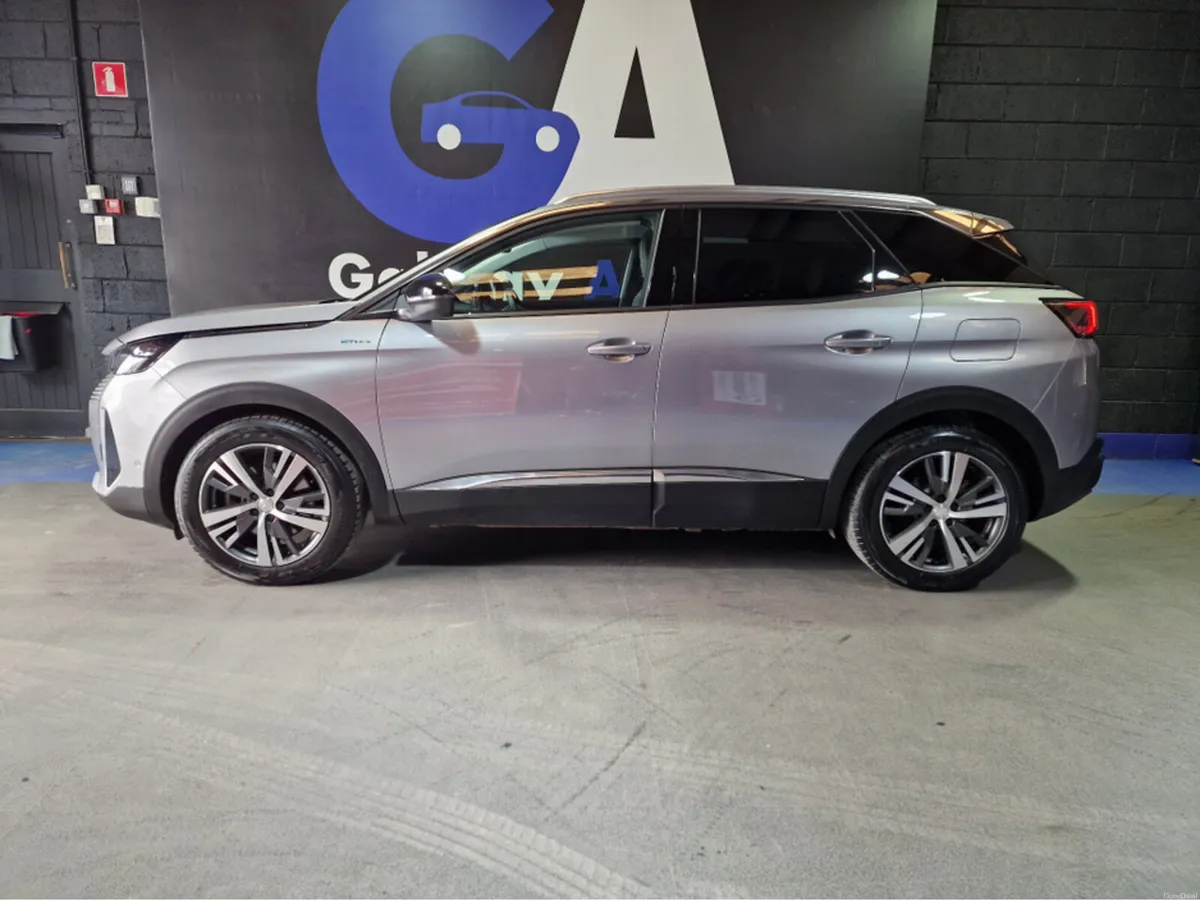 Peugeot 3008 PREMIUM PHEV ** SAT NAV, REVERSING CA - Image 5