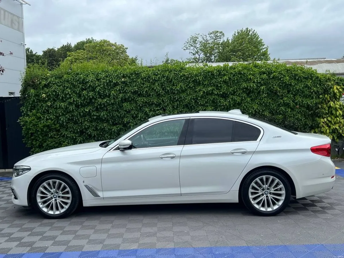 BMW 5-Series 530e LUXURY LINE 2.0 // OPENING SUNRO - Image 4
