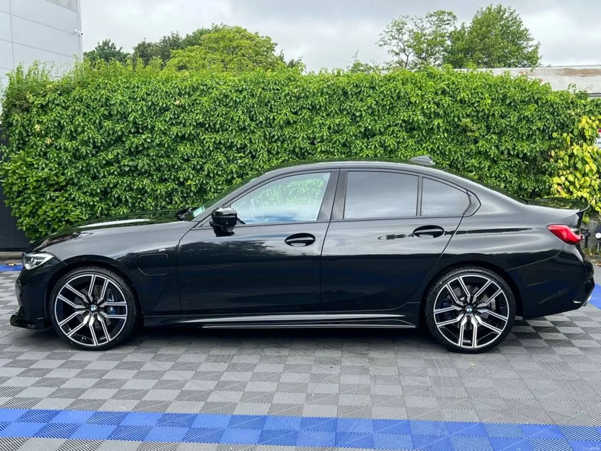 BMW 3-Series 330e M-SPORT COMPETITION 2.0 HYBRID * - Image 3