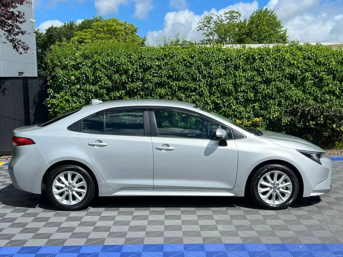 Toyota Corolla 1.8 HYBRID AUTO // 16" ALLOYS // RE - Image 2