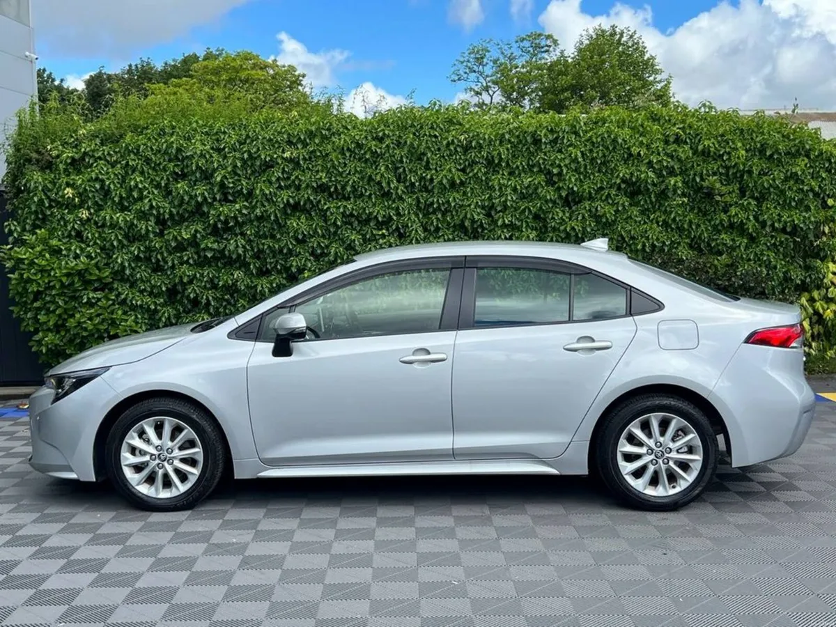 Toyota Corolla 1.8 HYBRID AUTO // 16" ALLOYS // RE - Image 3