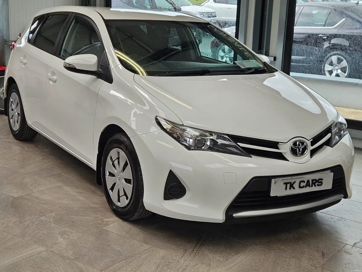 15 TOYOTA AURIS 1.3 PETROL 5 DOOR - Image 1