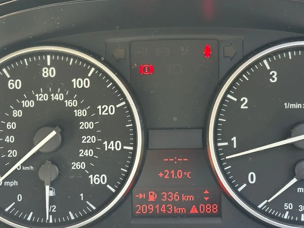 BMW 3-Series 2010 - Image 2