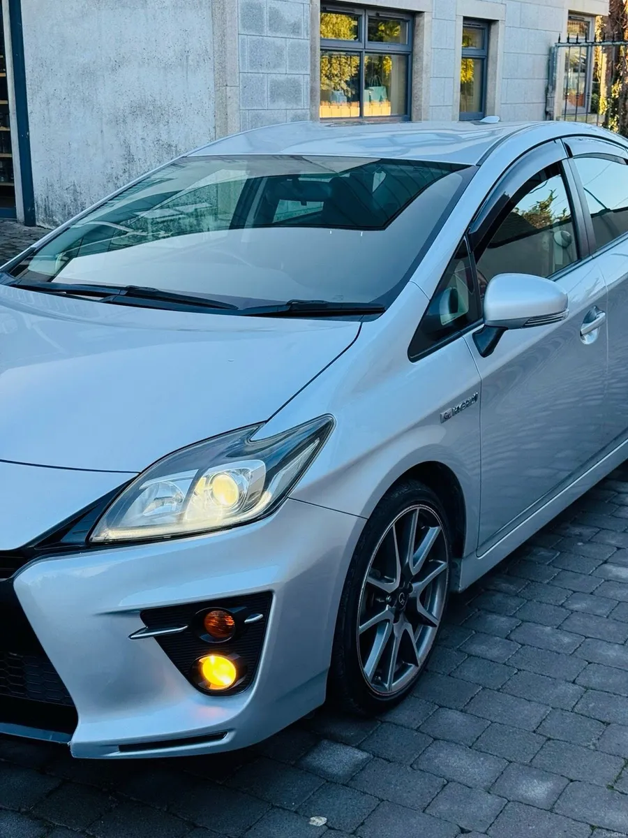 Toyota Prius GS Sport 2014 - Image 2