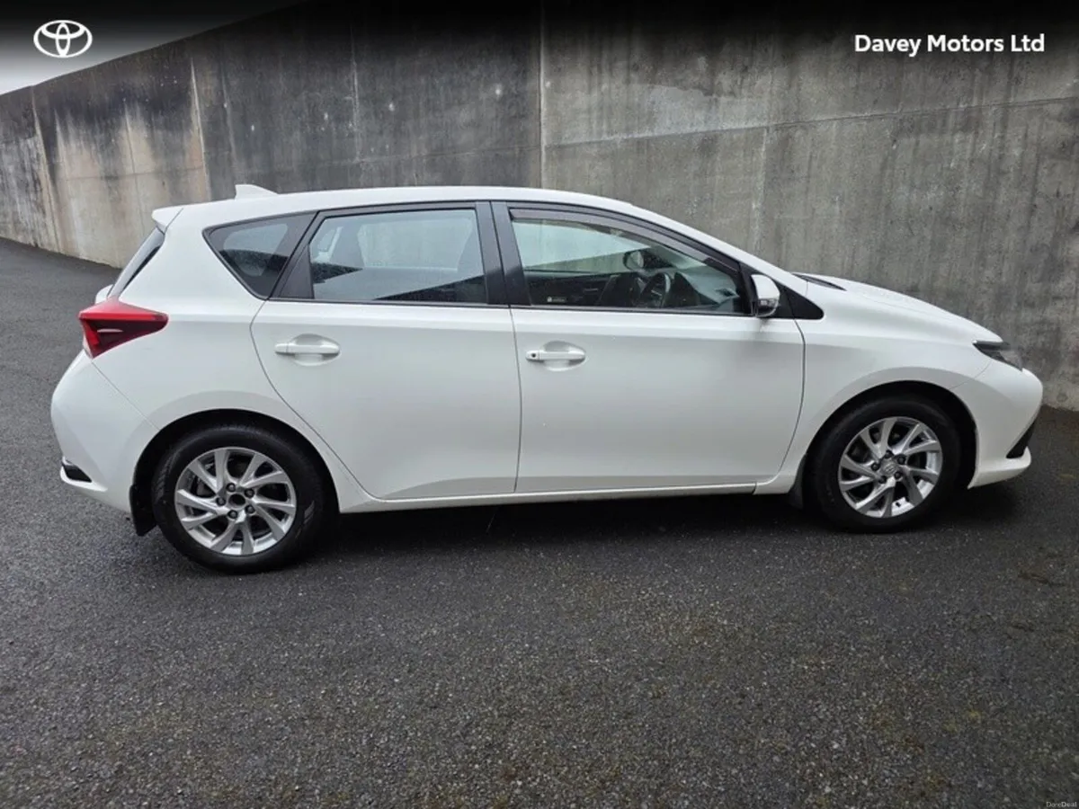 Toyota Auris 1.4 D-4D AURA 4DR - Image 3