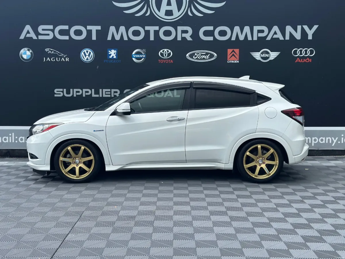 Honda Vezel 2015, Hatchback, 1.5L Petrol Hybrid - Image 4