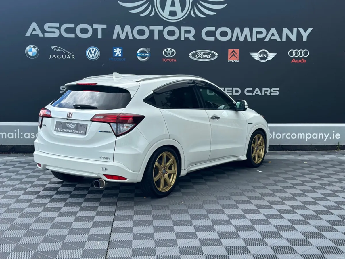 Honda Vezel 2015, Hatchback, 1.5L Petrol Hybrid - Image 6