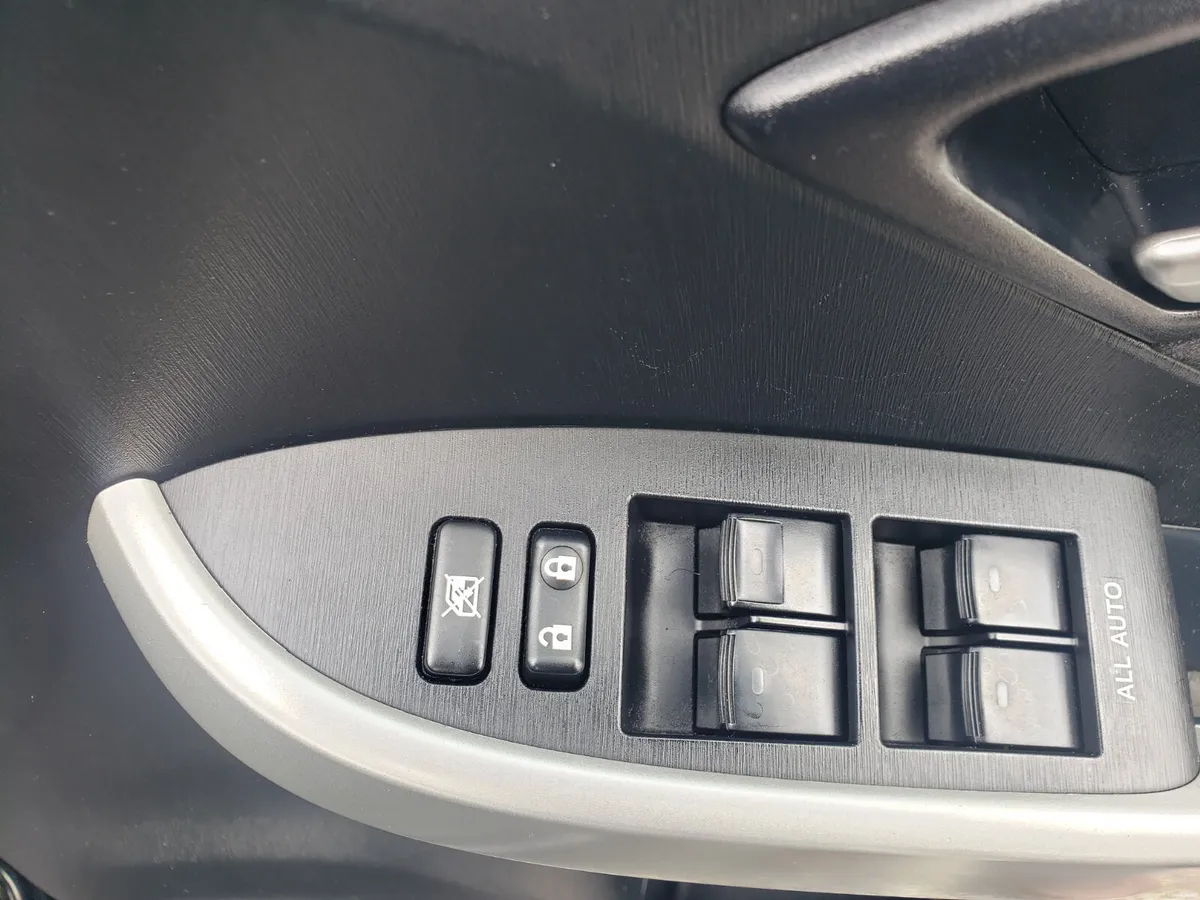 Toyota Prius 2015 - Image 6
