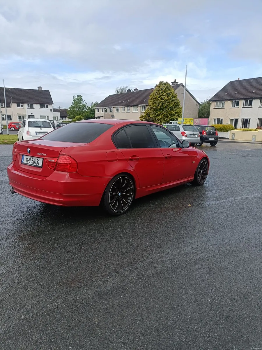 BMW 3-Series 2011 - Image 2