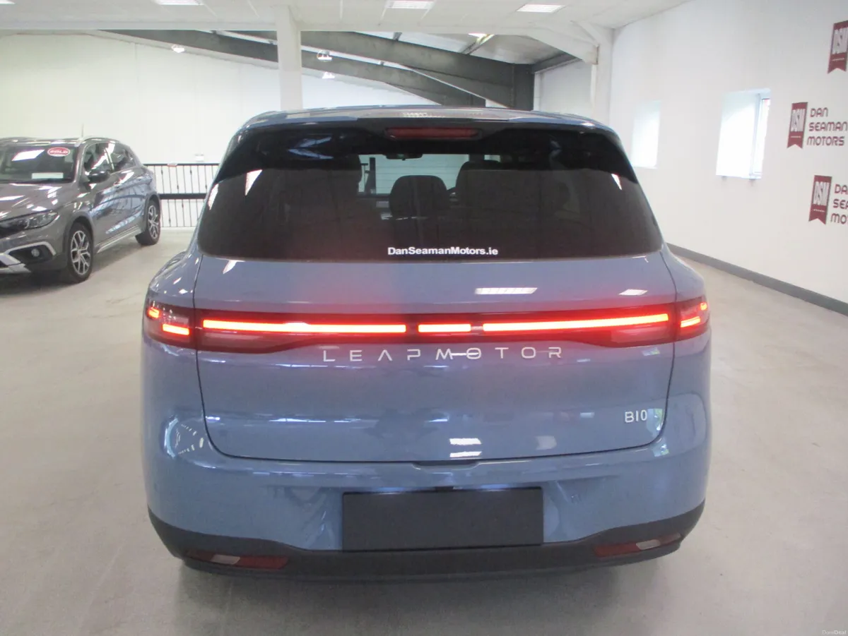LEAPMOTOR B-10 STYLE HYBRID EV PHEV - Image 3