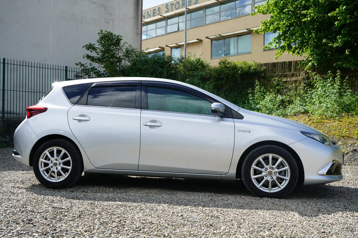 2016 Toyota Auris Hybrid - Image 2