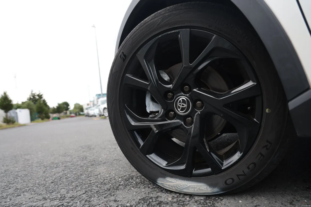 TOYOTA CHR 2019 WHITE HYBRID - Image 3