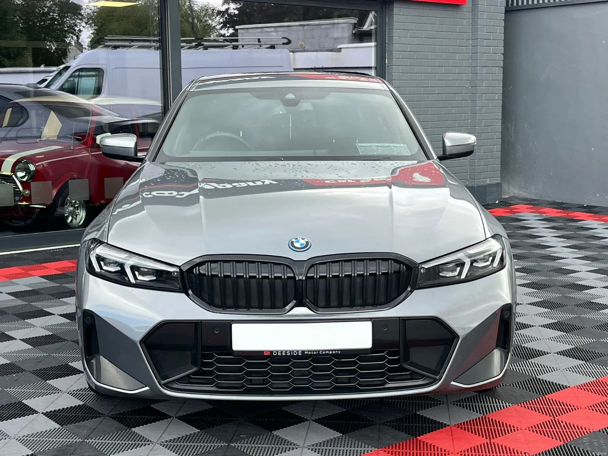 BMW 3-Series 2023 - Image 2