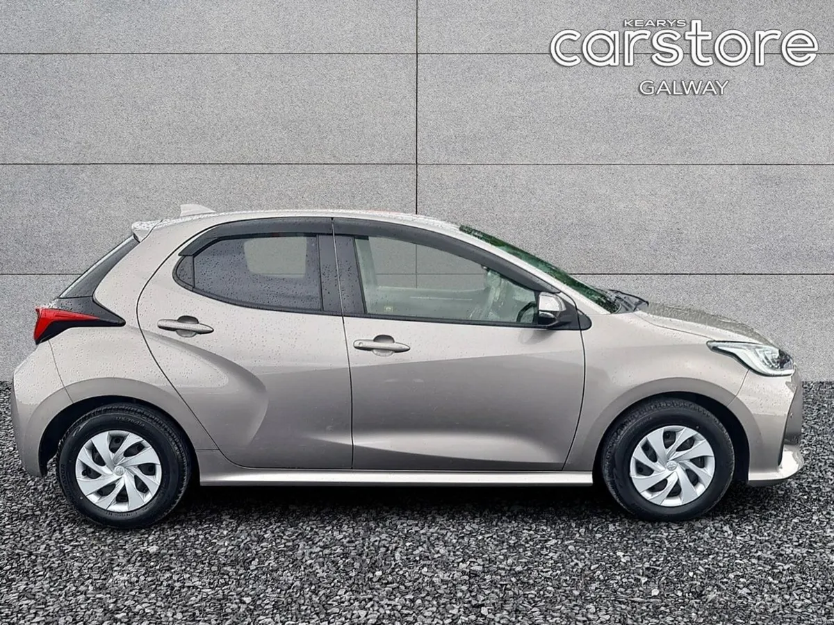 Toyota Yaris Hybrid - Image 2