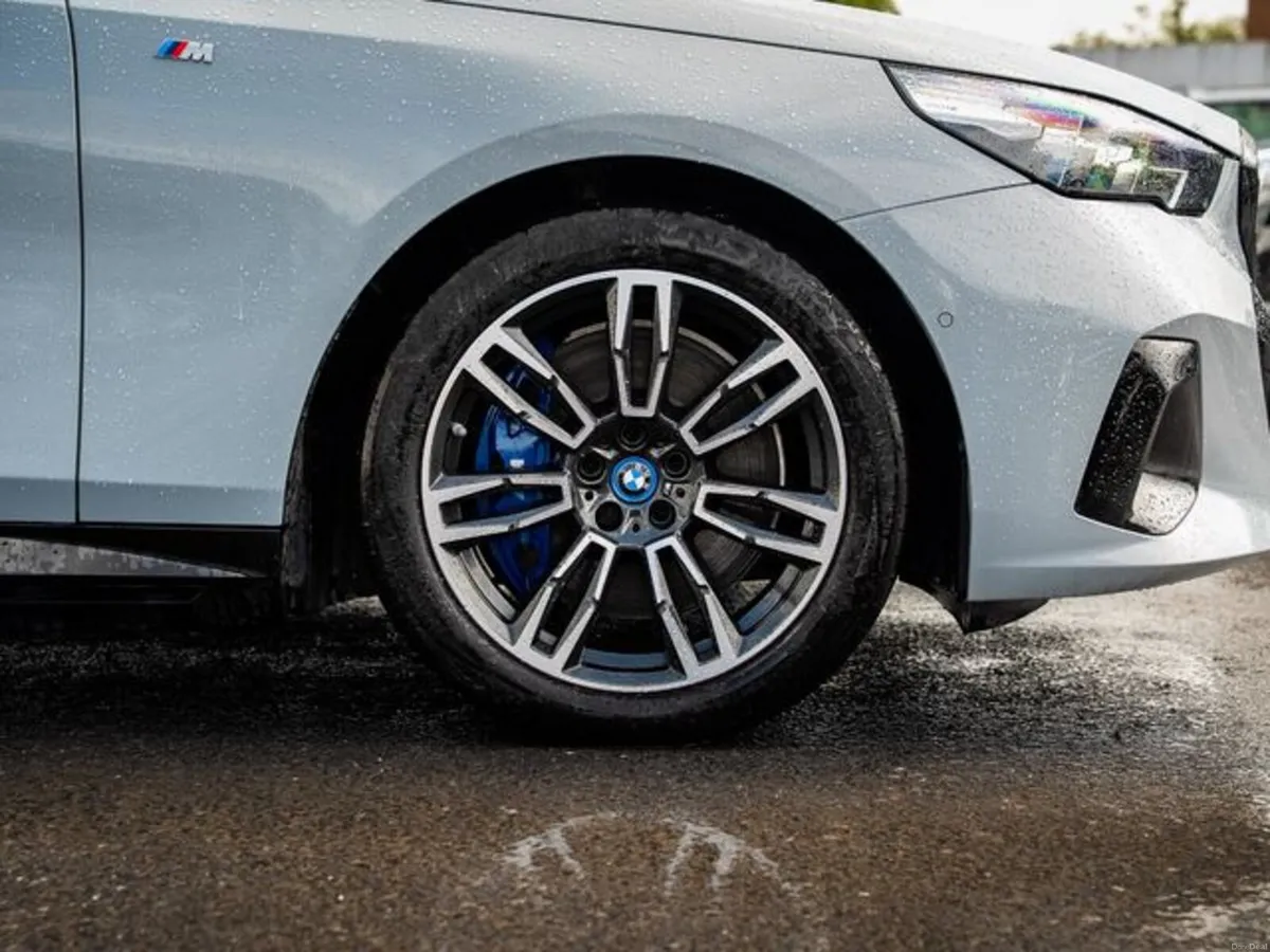 BMW i5 EDRIVE40 M SPORT - Image 4
