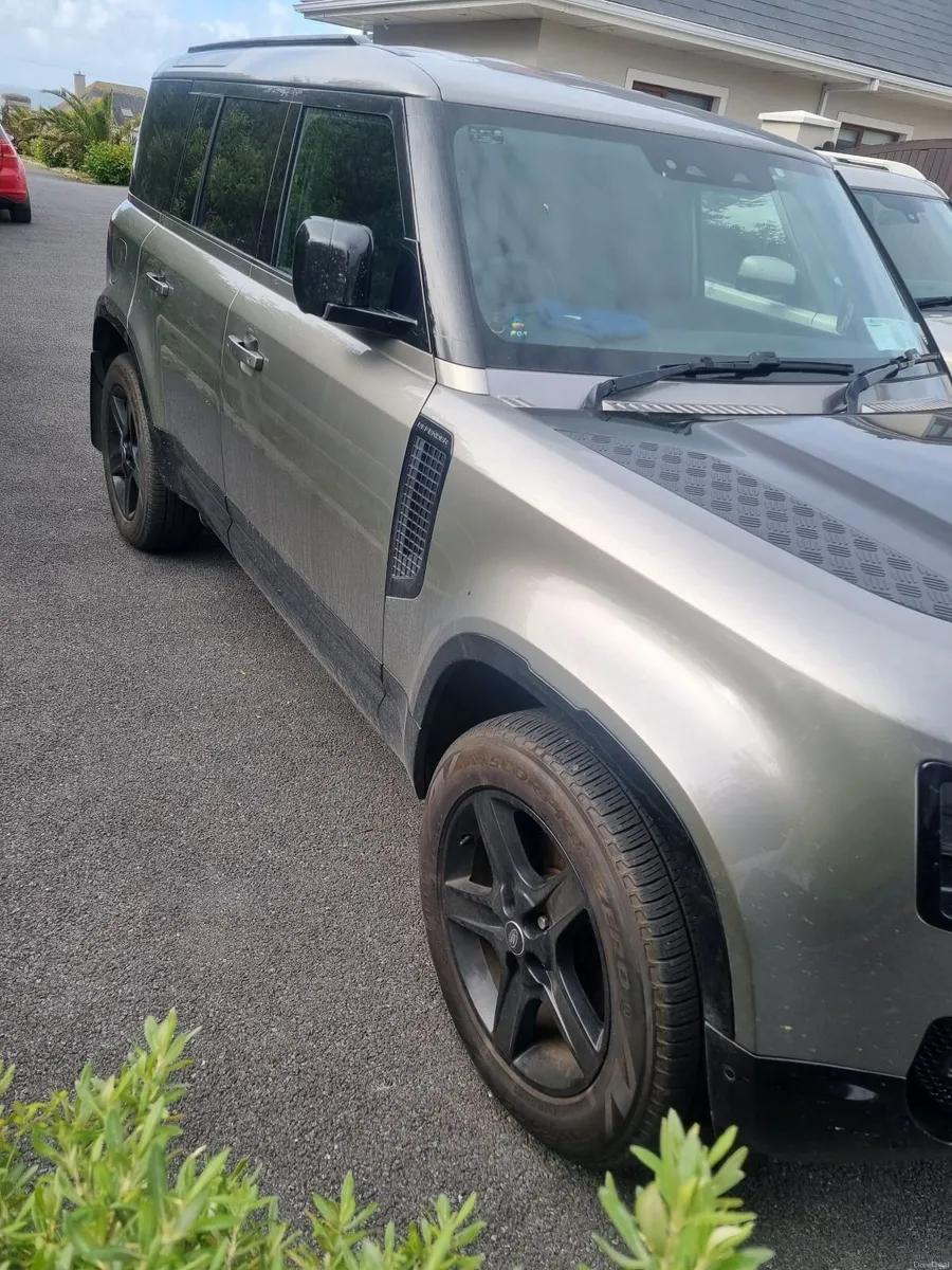Land Rover Defender 2024 - Image 2