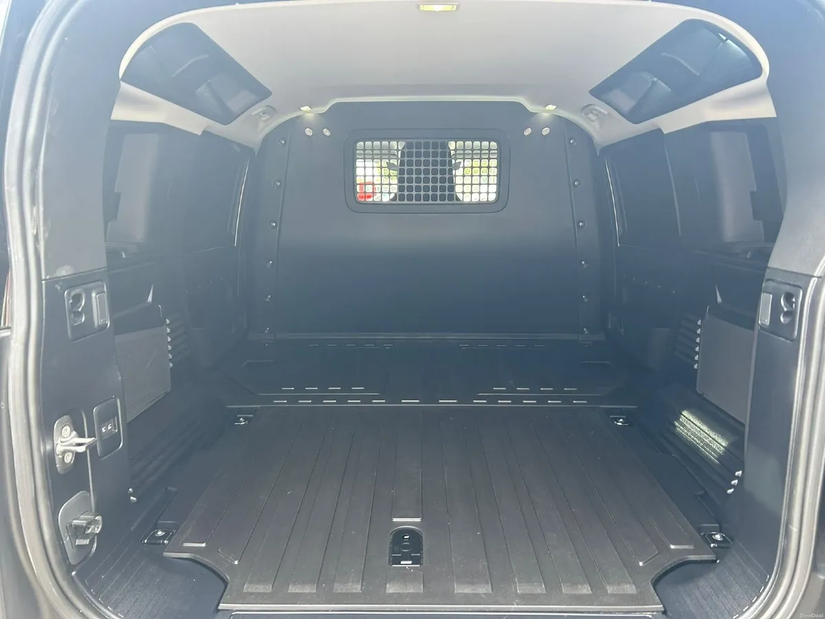 Land Rover Defender 2024 - Image 4