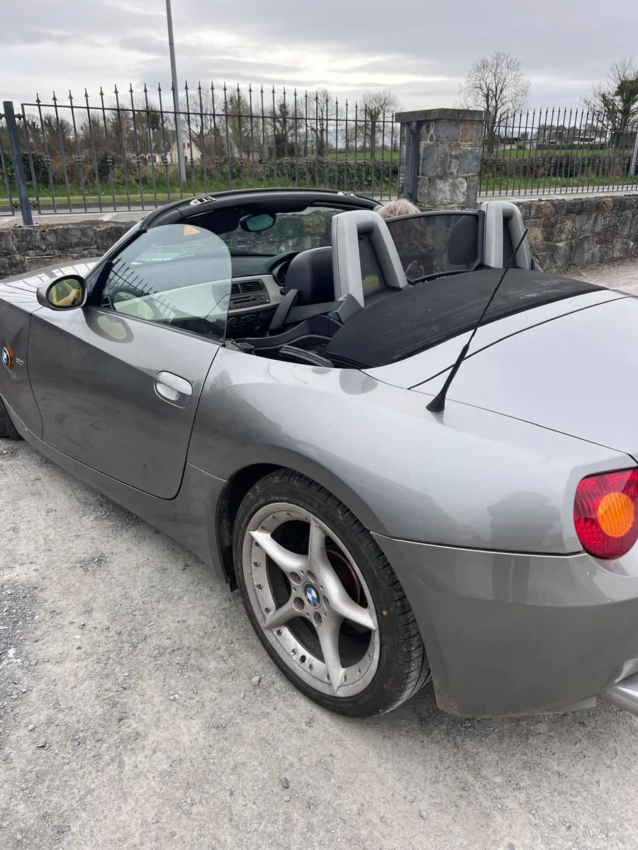 BMW z4 3.0 Hardtop Convertible Coupe - Image 3