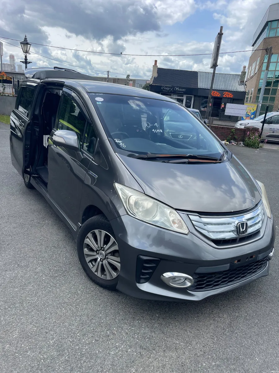 Honda freed  hybrid auto 6 seat leather seat - Image 1