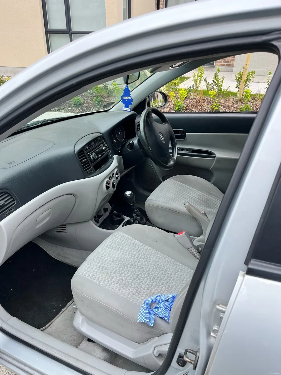 2007 Hyundai Accent - Image 3