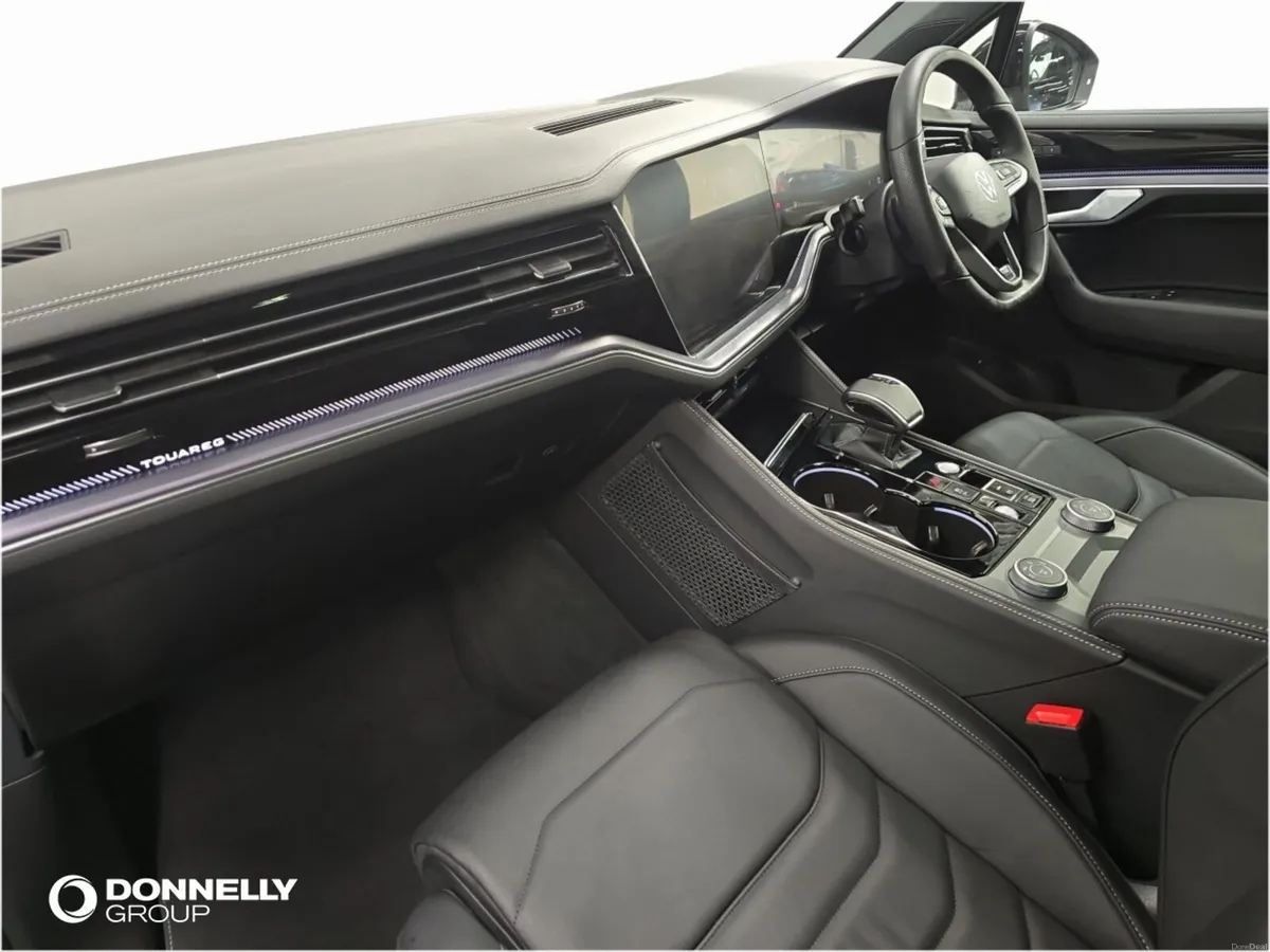 Volkswagen Touareg Diesel Estate Black Edition - Image 2