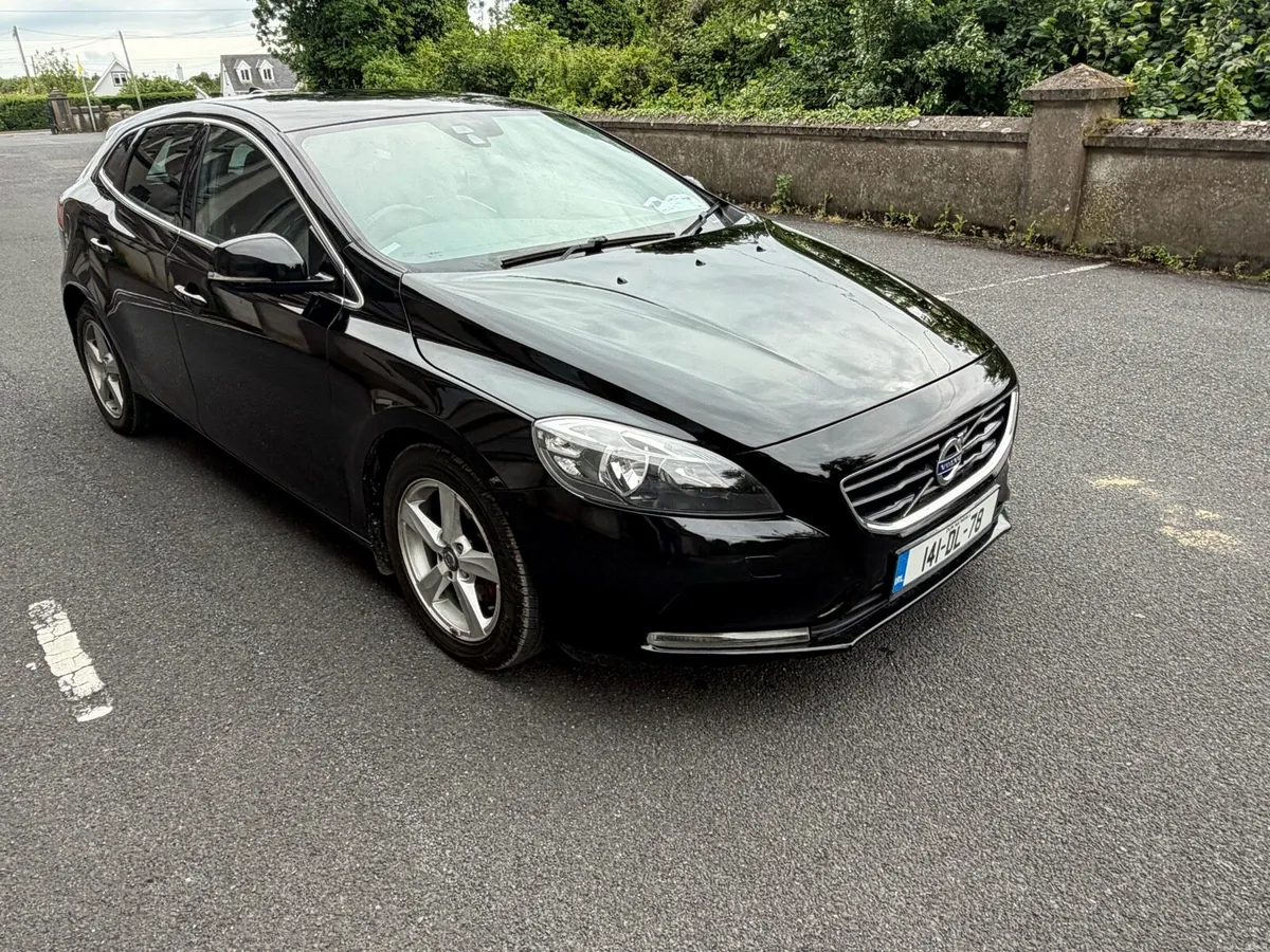 Volvo V40 - Image 2