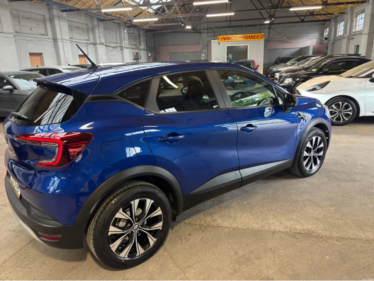 Renault Captur EVOLUTION TCE 140 AUTO MY23 5DR Fin - Image 2