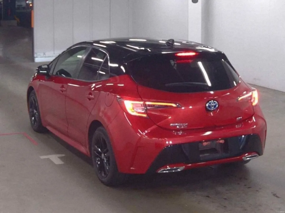 Toyota Corolla 1.8 HYBRID SPORT G PACKAGE - RED/BL - Image 2
