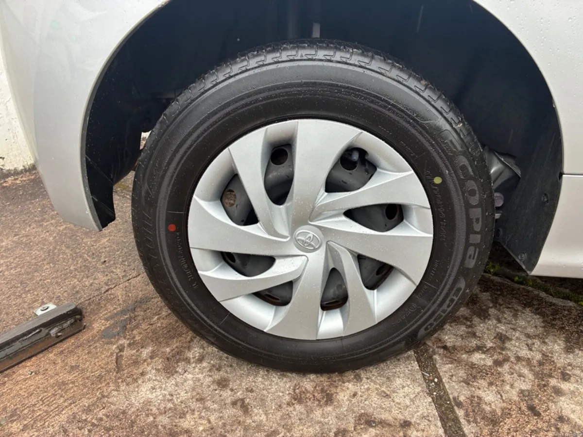 Toyota Yaris 1.0 petrol automatic - Image 2