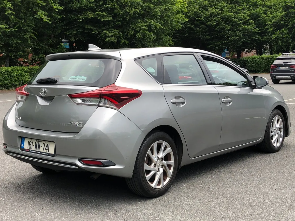 Toyota Auris 2016 1.4D4D,LIGHT DAMAGE ON THE FRONT - Image 4
