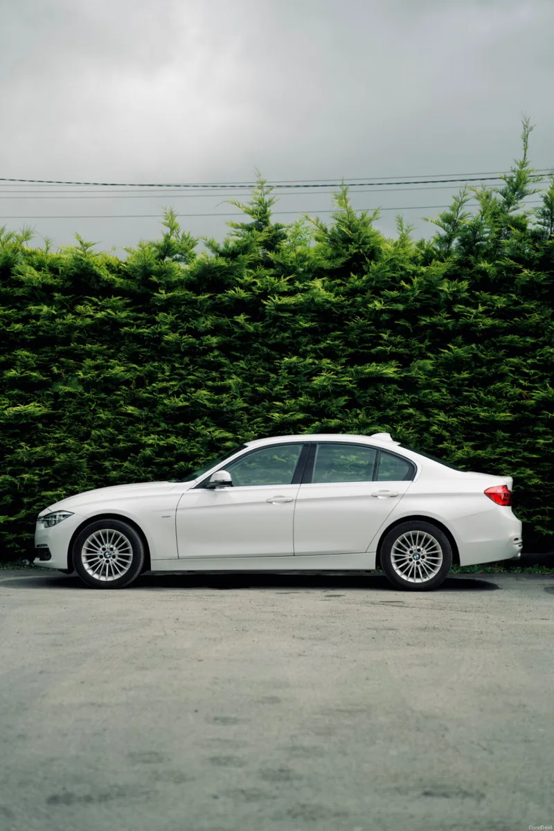 BMW 320d 2.0 Luxury Line 2017 - Image 2