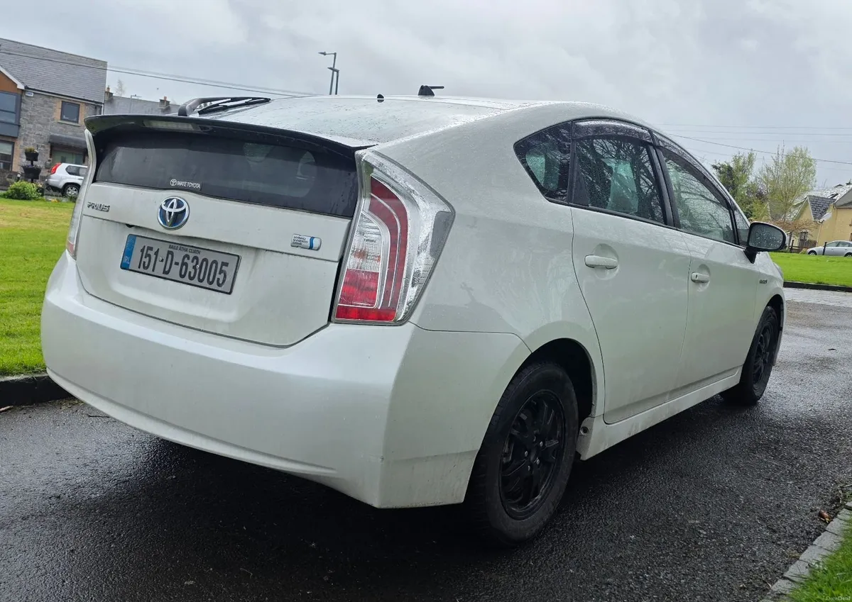 Toyota Prius 2015 ONLY 75000KM - Image 4