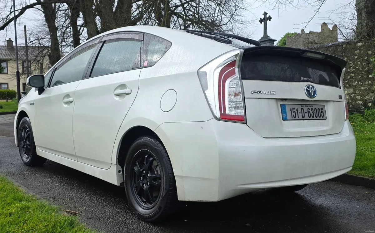 Toyota Prius 2015 ONLY 75000KM - Image 2