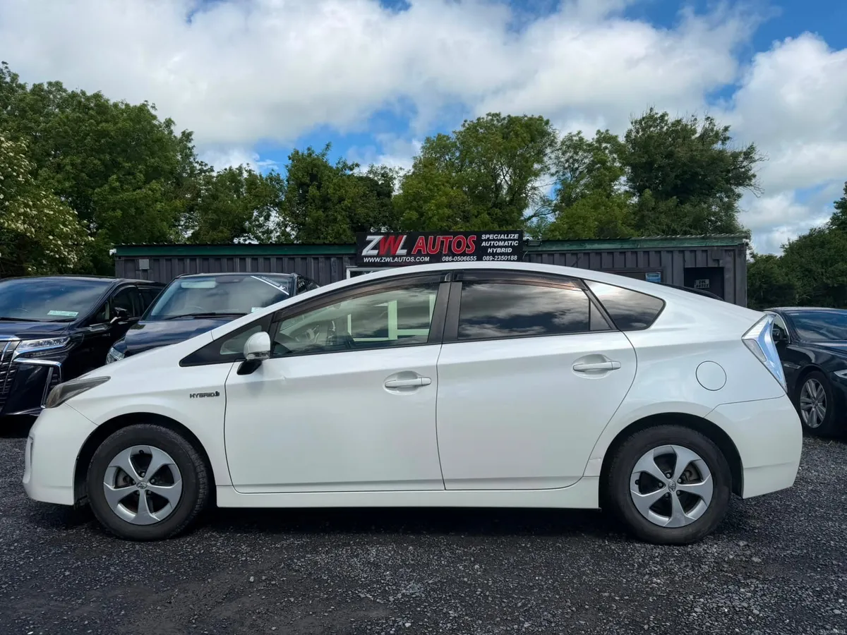 12 Toyota Prius Half Leather Seats - Image 4