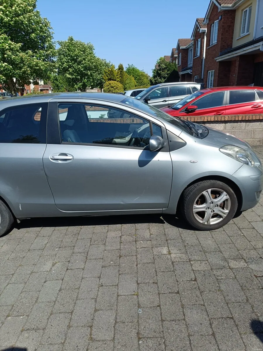 2010 Toyota Yaris - Image 2