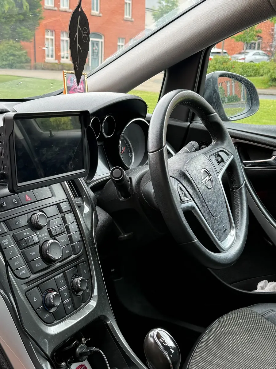 Opel Astra 2014 - Image 2