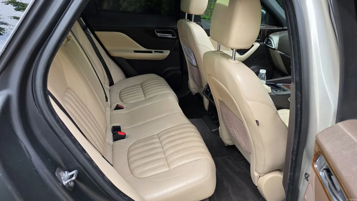 Jaguar F-Pace 2016 - Image 2