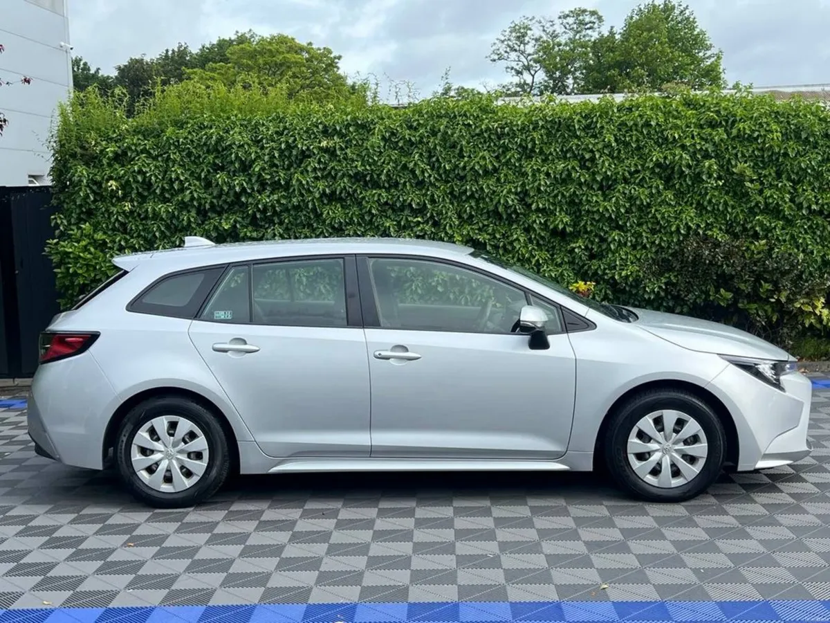 Toyota Corolla TOURING 1.8 HYBRID // DIGITAL CLIMA - Image 2