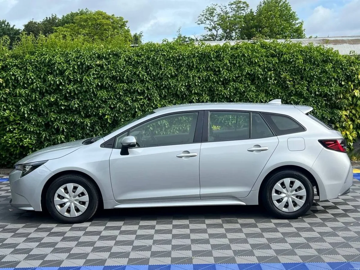 Toyota Corolla TOURING 1.8 HYBRID // DIGITAL CLIMA - Image 3