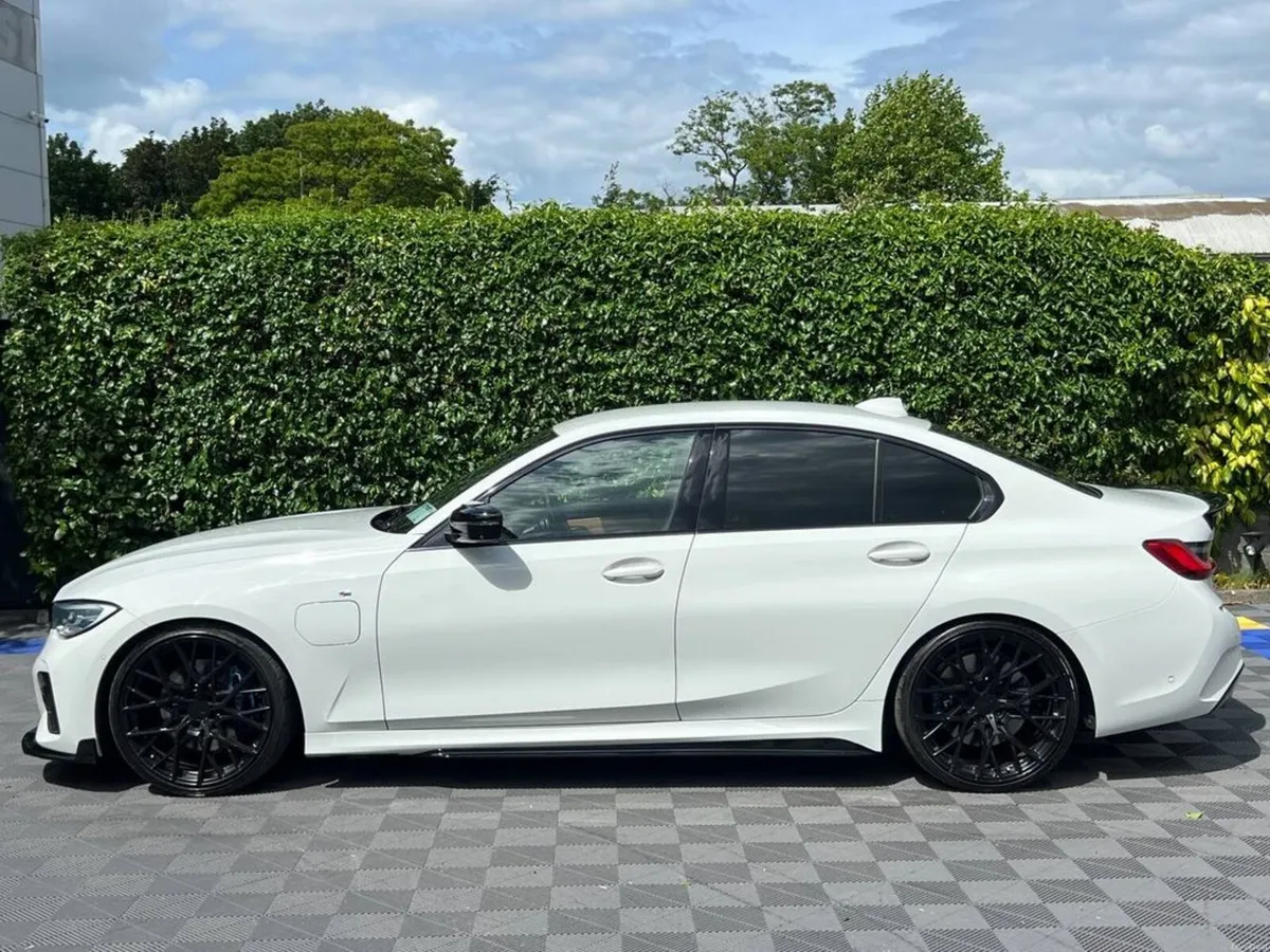 BMW 3-Series 330e M-SPORT COMPETITION 2.0 HYBRID / - Image 3