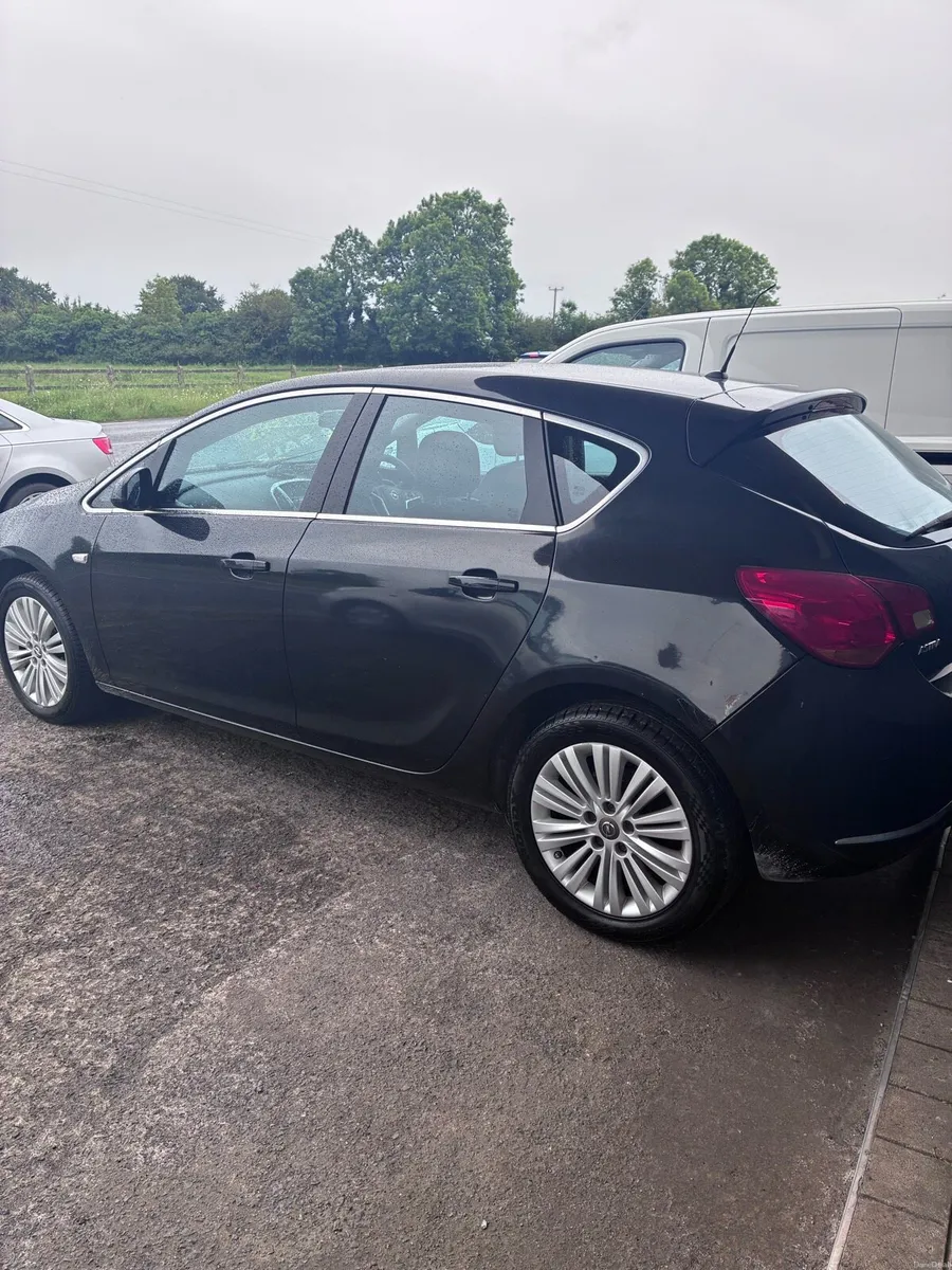 151 Black Opel Astra - Image 4